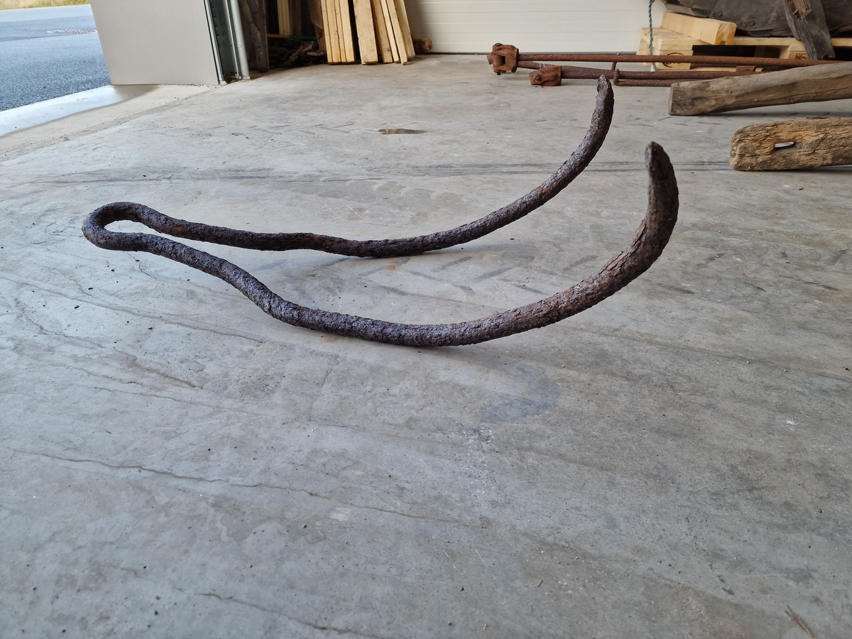 Metallstang, bøyd på midten og formet som to kroker som henger sammen med et "øye" (ikke helt rundt) til å feste tau i.