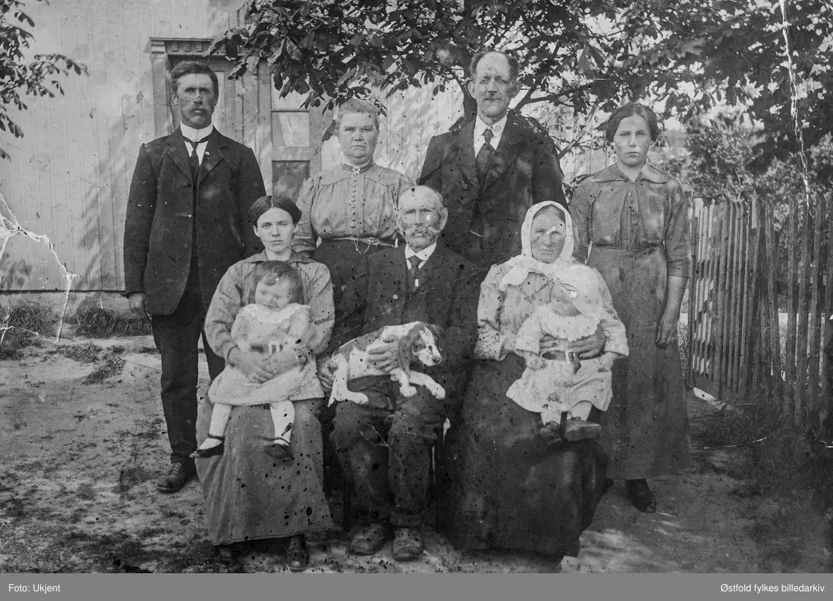 Familien Lunde  i Varteig fotografert i hagen 1916.
Foran fra venstre Elise Lunde (gift med Erik) med datter Martha på fanget, Gunder Lunde (far til Erik) og Marte Sofie (gift med Gunder og søster til Julius Solberg) med Reidar på fanget.
Bak fra venstre: 
Erik Lunde, Tea og Julius Solberg (fra Tune) og Gudrun Haugeneset.