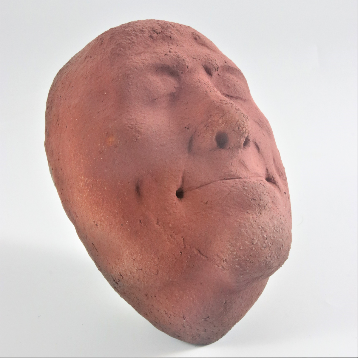 Johan Thunell, skulptur eller mask, lergods, tegelröd, raku. Egen verkstad, 2021.
