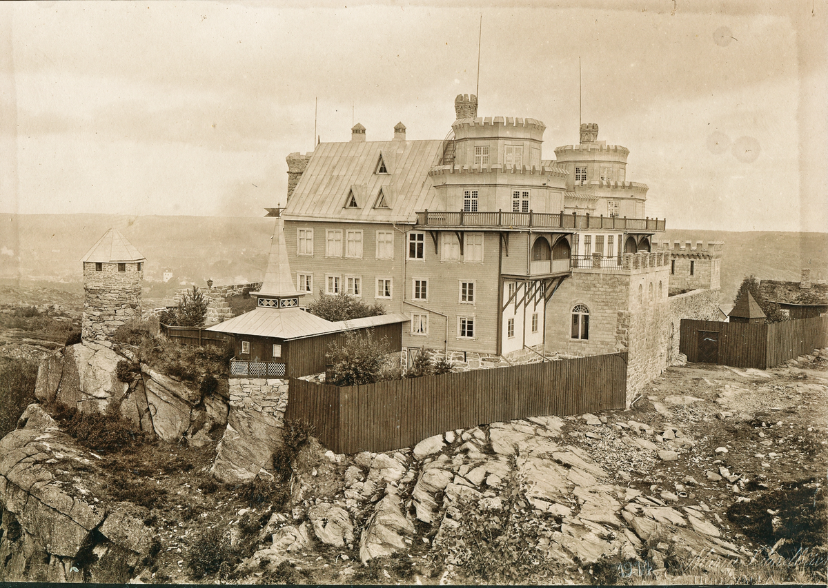 Tureborgen.

Stämplad i högra hörnet: Maria Lundbäck Uddevalla. 1914.