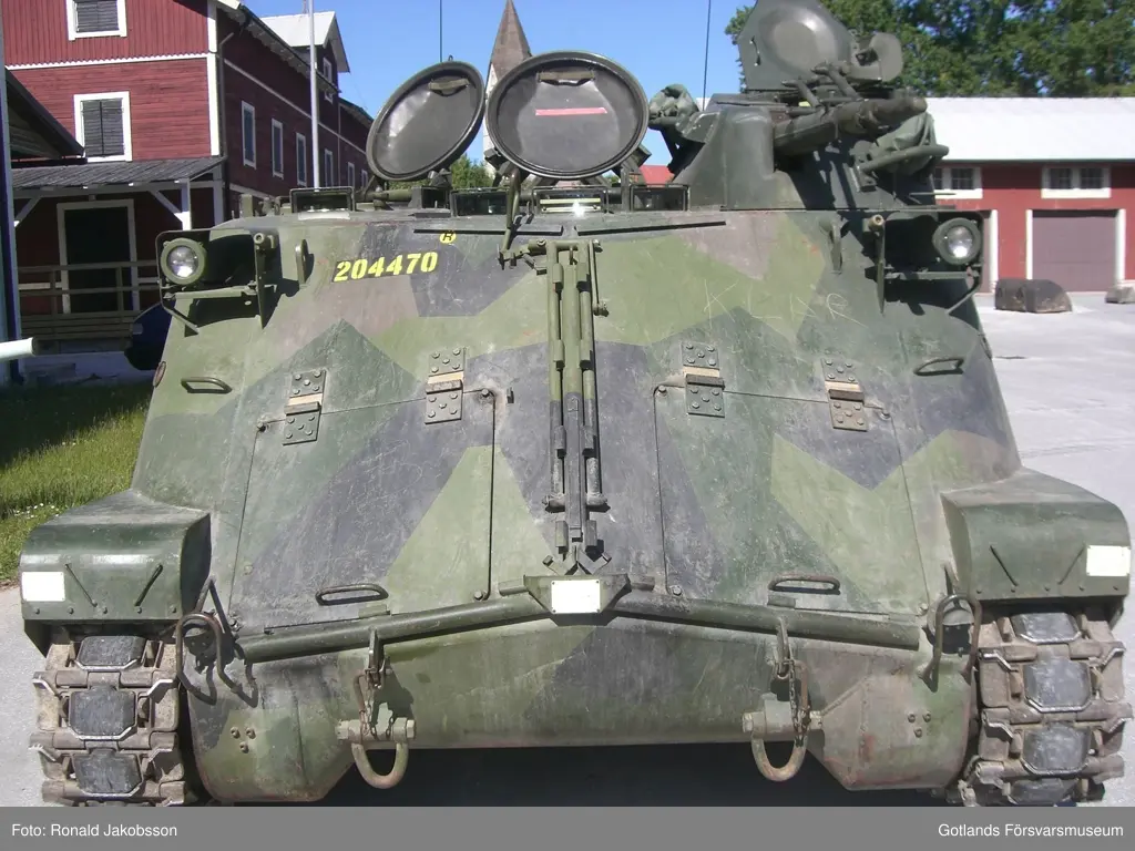 Pansarbandvagn (PBV) 302

Vikt: 20 ton.
Beväpning: 20 mm automatkanon m/1947 D.
Motor: Volva Penta 9,6 l, 6 cyl turbomatad Diesel. 270 hp.
Besättning: 3 man.
Maxhastighet: 66 km/h

Automatkanonen (akan) satt tidigare monterad i J 29, "Flygande tunnan".
PBV 302 byggdes i femutföranden, detta är transportversionen.