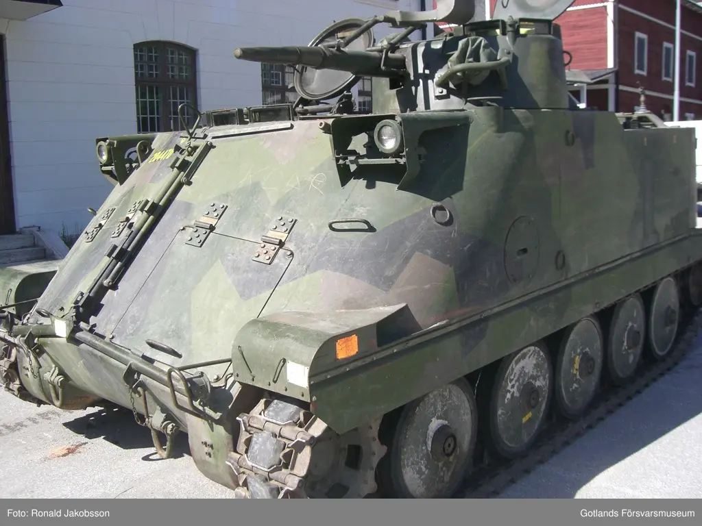 Pansarbandvagn (PBV) 302

Vikt: 20 ton.
Beväpning: 20 mm automatkanon m/1947 D.
Motor: Volva Penta 9,6 l, 6 cyl turbomatad Diesel. 270 hp.
Besättning: 3 man.
Maxhastighet: 66 km/h

Automatkanonen (akan) satt tidigare monterad i J 29, "Flygande tunnan".
PBV 302 byggdes i femutföranden, detta är transportversionen.