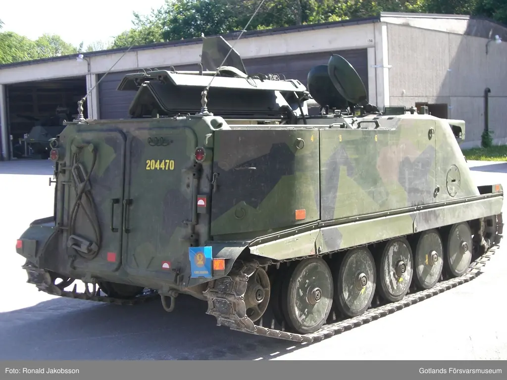 Pansarbandvagn (PBV) 302

Vikt: 20 ton.
Beväpning: 20 mm automatkanon m/1947 D.
Motor: Volva Penta 9,6 l, 6 cyl turbomatad Diesel. 270 hp.
Besättning: 3 man.
Maxhastighet: 66 km/h

Automatkanonen (akan) satt tidigare monterad i J 29, "Flygande tunnan".
PBV 302 byggdes i femutföranden, detta är transportversionen.