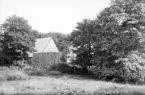 Sankt Anna gamla kyrka inbäddad i grönska. När Östergötlands museum lät dokumentera kyrkan 1932 hade den stått öde i dryga 100 år och utdömd en tid dessförinnan. Kyrkan östra del hölls dock under tak medan byggnadens motsatta del stod naken för väder och vind. När man under 1960-talet beslutade att restaurera kyrkan var förfallet så långt gånget att man nödgades riva västgaveln och ta ned långhusets murar till 1.5 meters höjd. Vy från nordväst.