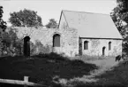 Sankt Anna gamla kyrka 1932. Kyrkan hade lämnats åt sitt öde efter att församlingens nya kyrka stod klar 1821. År 1844 köptes byggnaden av Thorönsborgs ägare, men det är oklart hur den användes i privat ägo. Kyrkans kor klarade sig under alla omständigheter bäst. De ursprungliga stjärnvalven kvarstod och vid en restaurering 1923 täcktes de med ett nytt brädtak. Kyrkans långhus lämnades naket för väder och vind. Vid 1960-talets senkomna restaurering var förfallet så långt gånget att man nödgades riva kyrkans västgaveln och ta ned långhusets murar till 1.5 meters höjd. Vy från söder.