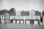 Del av Stora torget i Linköping 1926, lätt igenkännlig även för dagens förtrogna med platsen. Den gamla stadsgårdens ägare och nyttjare har naturligtvis bytts ut genom åren. Länge hette de Carl Jakob Anderson och Vilhelm Beckman, vars rörelse kom att överleva dem bägge.