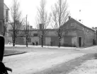 En del av Linköping som fullständigt bytt skepnad sedan bilden togs 1933. Korsningen Ågatan-Platensgatan med kameran riktad mot kvarteret Baggens sydvästra hörn. Till vänster annonserar restaurang Druvan (senare Svarta Tjuren, Platå etc), vilket kan hjälpa orienteringen.