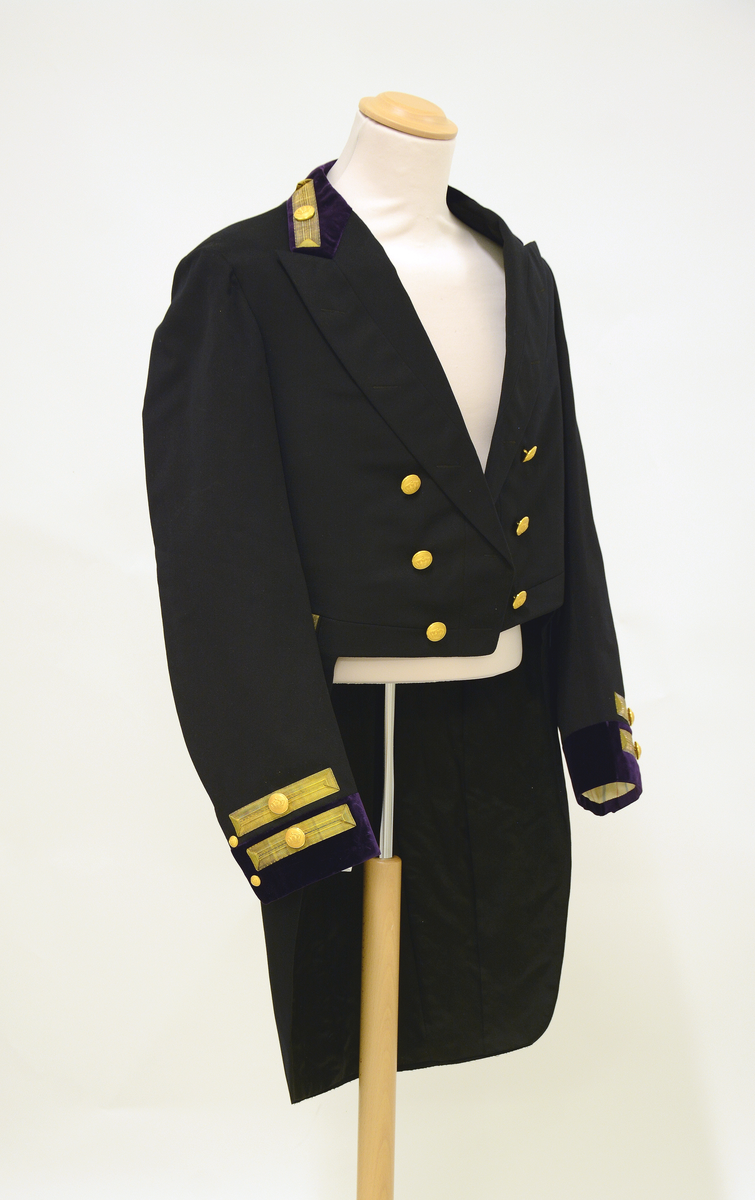 Kammerherreuniform, daglig bruk.
Sort klede, dyp rødfiolett fløyel, gullbånd, "gull"knapper med krone.