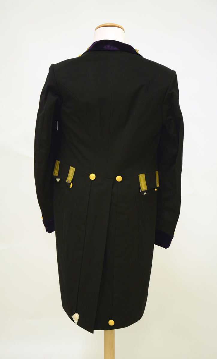 Kammerherreuniform, daglig bruk.
Sort klede, dyp rødfiolett fløyel, gullbånd, "gull"knapper med krone.