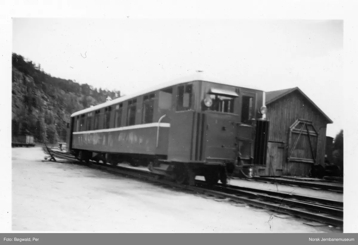 Setesdalsbanens bensinmotorvogn Bmbo 1 2utenfor lokomotivstallen på Grovane stasjon