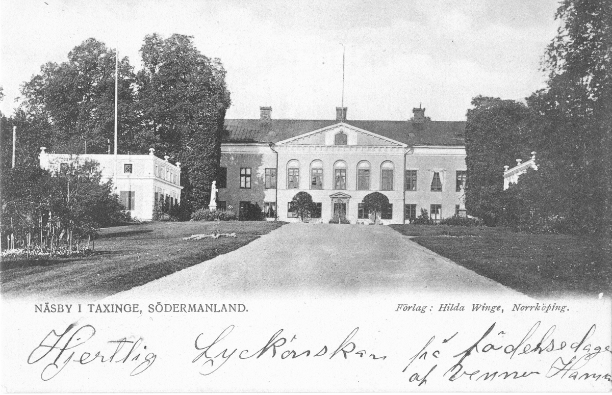 Näsby slott i Taxinge vid 1900 talets början. Ägare till Näsby år 1903 var änkegrevinnan Ebba Augusta Posse född Hägerflycht  änka efter  före detta statsministern och grefven Arvid Fredriksson Posse. som avled 1901.
Skulpturerna som syns framför huvudbyggnaden är bevarade och hälsar besökare  till Näsby välkomna
