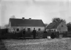 Masse har tagit en vacker vinterbild från Smiss norra part. Vi ser manbyggnaden, en parstuga från 1860-talet, om det inte är så att huset är äldre och moderniserat då. Det finns ingen stenhusresolution på gårdsparten. T h står brygghuset, som nog är lite äldre. Ett traditionellt staket med grindar med rombrutor avgränsar lillgården mot storgården.

Förste kände ägare till gården var Oluff Smidtz 1570. Laurits Smidtz var ägare 1614, Joen brukade gården1634 och Anders Smidtz 1648. Här någonstans delades gården i två parter, Anders Bönde (Smidtz?) ägde den ena parten, vilken han sålde 1652 till Hans Öhr och den andra parten ägdes av Joen Tommesson, möjligen samme Joen som 1634. Peer Smitds med hustru Gertru brukade gården 1670, vilken då verkade vara en part igen. 1681 fanns Peer och Gertru kvar, men gården brukades av Tomas Jacobsson 1647-1695, troligen ingift på gården. 1696 köpte Lars Jacobsson och Paul Hansson gården.

Omkring 1720 tog Lars Jacobssons son Tomas Larsson över hela gården, Paul Hansson flyttade till Gannors södra part. Tomas gifte sig 1712 med Valborg Bengtsdotter från Mattsarve och de fick 4 barn. Gården delades på 1750-talet mellan sonen Lars Tomsson född 1721 och dottern Lisbeth Tomasdotter född 1723. Lars brukade denna part, han blev gift 1745 med Brita Christensdotter född 1722 från Botels och de fick 4 barn. Brita dog strax efter yngsta barnets födelse och Lars gifte om sig 1760 med änkan Anna Eskilsdotter från Fie. De fick 2 barn innan Lars dog och Anna gifte om sig 1766 med Hans Hansson född 1742 från Östergarn och de fick dottern Anna 1767.

Sonen Tomas Larsson från första äktenskapet född 1749 blev näste ägare, gift 1774 med Elisabeth Johansdotter från Rikvide på När. De fick inga barn, så de överlät parten till Tomas brorson Lars Christensson från grannparten. Lars Christensson född 1780 gifte sig 1803 med Cajsa Båtelsdotter född 1785 från Sigsarve i Alskog. De fick två barn varav dottern Margareta Christina född 1815 tog över. Hon blev gift 1833 med Petter Mattias Mattsson född 1802 från Sunnkörke norra part. Av deras två söner blev det äldste sonen Kristian Persson född 1840 som ärvde parten. Han gifte sig 1867 med Anna Stina Hansdotter född 1844 från Garde. Deras ende son Petter Anton drunknade vid 20 års ålder 1890.

Anna Stina dog och Kristian gifte om sig 1886 med Elisabeth Vedin född 1865 på När. De fick inga barn, men skaffade sig en fosterson, Artur Karlsson född 1889 i USA. Artur gifte sig 1917 med Tekla Olinda Larsdotter född 1891 från Gumbalde. De fick två döttrar, varav äldsta dotter Alvina född 1911 tog över, gift 1934 med Albert Karlsson född 1904 från grannparten. De i sin tur fick två barn och där blev det sonen Robert Karlsson född 1937 som blev näste ägare. Han gifte sig med Gertrud Olofsson född 1942 från Olsvenne på Näs och de tog över parten 1960. De fick barnen Marie född 1963 och Stefan född 1965.