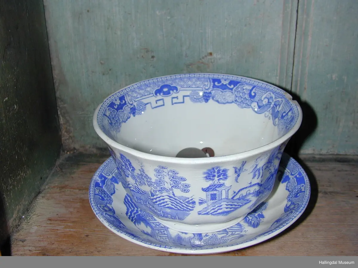 Bolle med rund, lav fot. Flerkantet ytterside, glatt innvendig. Blå dekor på hvit bunn. Rund skål med blå dekor på hvit bunn.