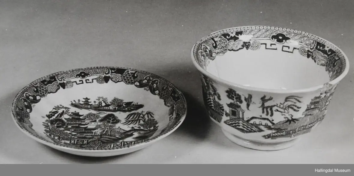 Bolle med rund, lav fot. Flerkantet ytterside, glatt innvendig. Blå dekor på hvit bunn. Rund skål med blå dekor på hvit bunn.