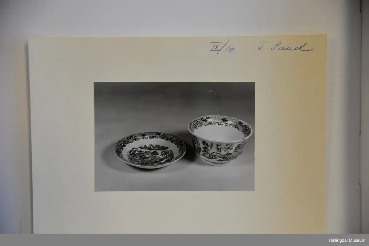 Bolle med rund, lav fot. Flerkantet ytterside, glatt innvendig. Blå dekor på hvit bunn. Rund skål med blå dekor på hvit bunn.