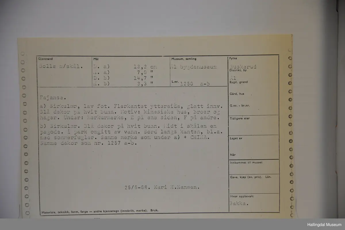 Bolle med rund, lav fot. Flerkantet ytterside, glatt innvendig. Blå dekor på hvit bunn. Rund skål med blå dekor på hvit bunn.