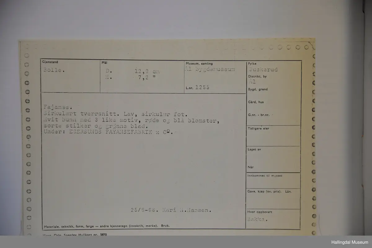 Bolle med rundt tverrsnitt. Lav fot. Hvit bunn med 3 like motiv, røde og blå blomster, sorte stilker og grønne blad.
