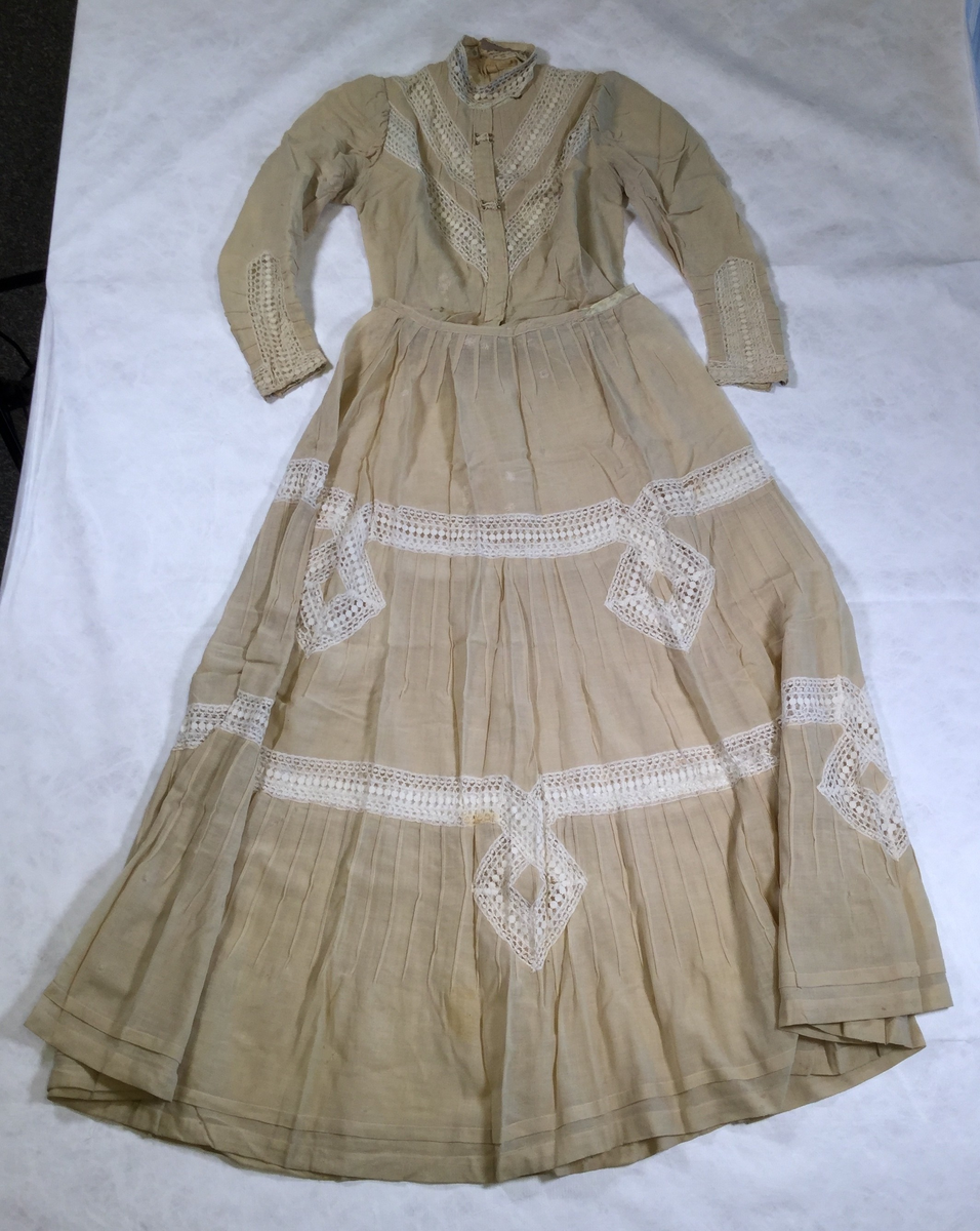 Todelt kjole med skjørt og kjoleliv.