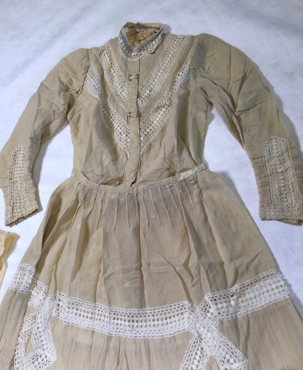 Todelt kjole med skjørt og kjoleliv.