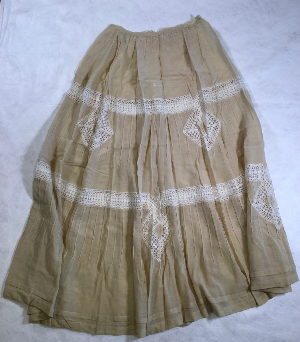 Todelt kjole med skjørt og kjoleliv.