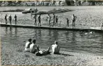 Badplatsen vid brobyggnadsplatsen Sand var mycket omtyckt den varma sommaren 1952.