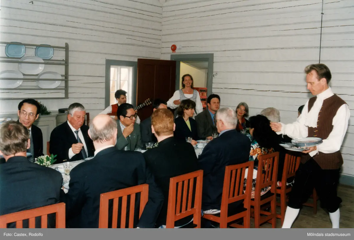Venezuelas ambassadör Sadio Garavini di Turno besöker Gunnebo slott i Mölndal, juni 1999. Gästerna intar en måltid i restaurangen. Martin Bagge med sångerska underhåller med musik.