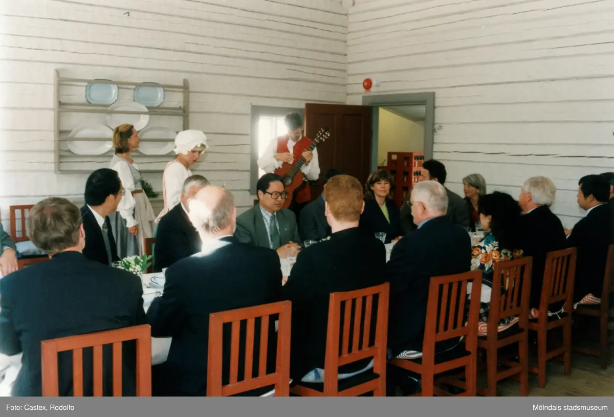 Venezuelas ambassadör Sadio Garavini di Turno besöker Gunnebo slott i Mölndal, juni 1999. Gästerna intar en måltid i restaurangen. Martin Bagge med sångerska underhåller med musik.