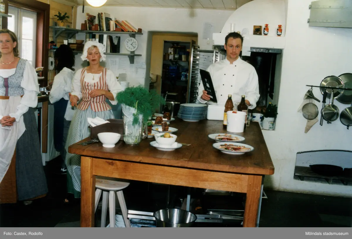 Venezuelas ambassadör Sadio Garavini di Turno besöker Gunnebo slott i Mölndal, juni 1999. Personalen i restaurangens kök.