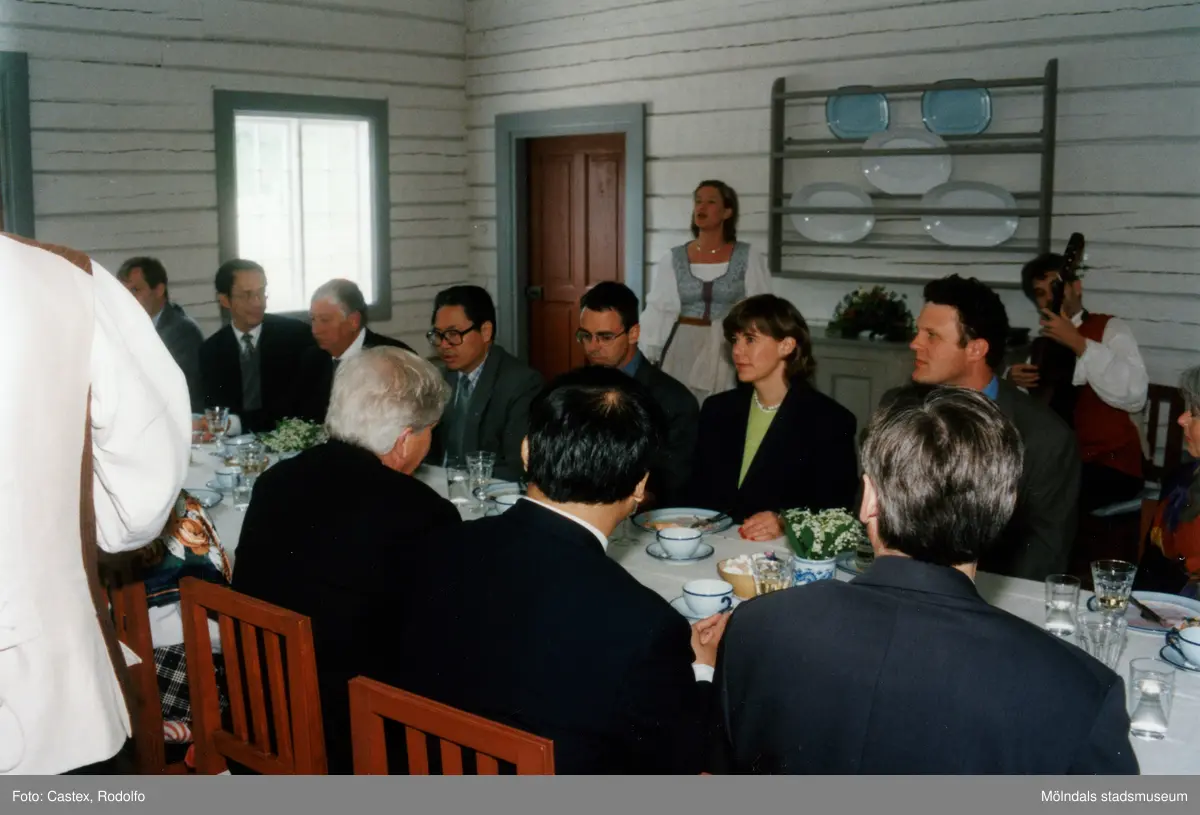 Venezuelas ambassadör Sadio Garavini di Turno besöker Gunnebo slott i Mölndal, juni 1999. Gästerna intar en måltid i restaurangen. Martin Bagge med sångerska underhåller med musik.