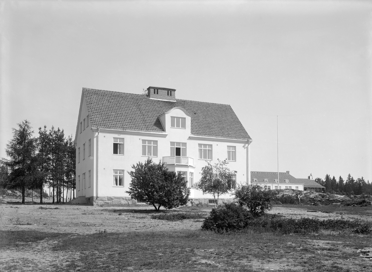 Lite vid sidan av vårdanläggningen har denna byggnad identifierats som Kolmårdssanatoriets personalbostad. Konvalecenthemmet invigdes 1918 och det finns skäl att anta att bilden togs i sammanhanget.