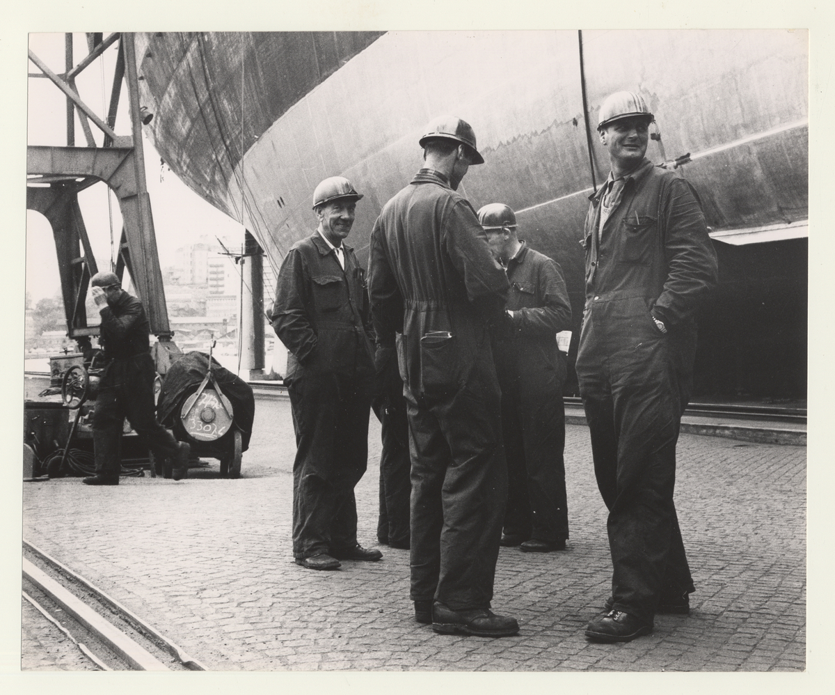 " Götaverken "

" Varvsarbetare "

" Eriksbergs Varv 1960-talet "

" Jobbare, Götaverken - 60-talet "

Fem arbetare i samspråk bredvid kran och fartygssida. Götaverken
