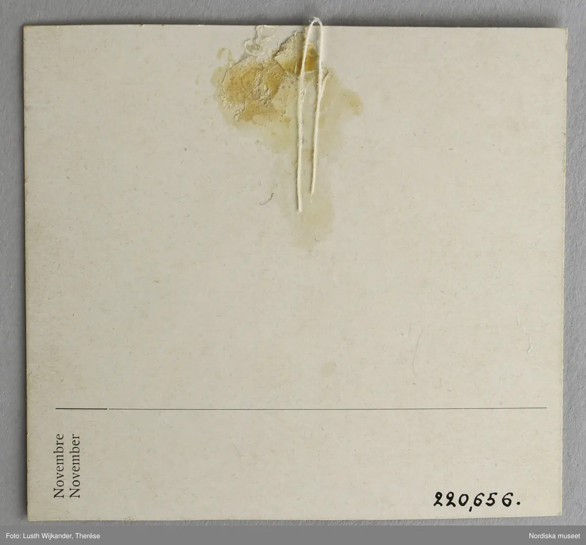 Inventering Sesam 1996-1999:
L 8,8 cm
B 8,1 cm
Tavla till dockskåp, av papp med tryckt motiv föreställande gammal man i trädgård, originalet av Carl Larsson. På baksidan tryckt text i ena hörnet "Novembre / November" och rester av klister.
Troligen klippt ur almanacka, vykort eller dyl.
Brukad av Catarina (född 1919) och Anne-Sophie (född 1921) von Heidenstam, döttrar till givaren.
Tillhör dockskåp 220.405 med inv nr 220.406-220.760
Leif Wallin okt 1997
