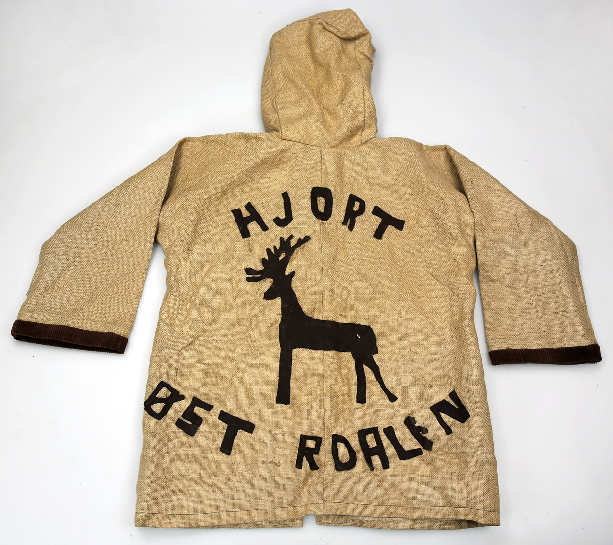 Hjemmesydd jakke av strie. Duffelcoat-type. Speiderarbeid.