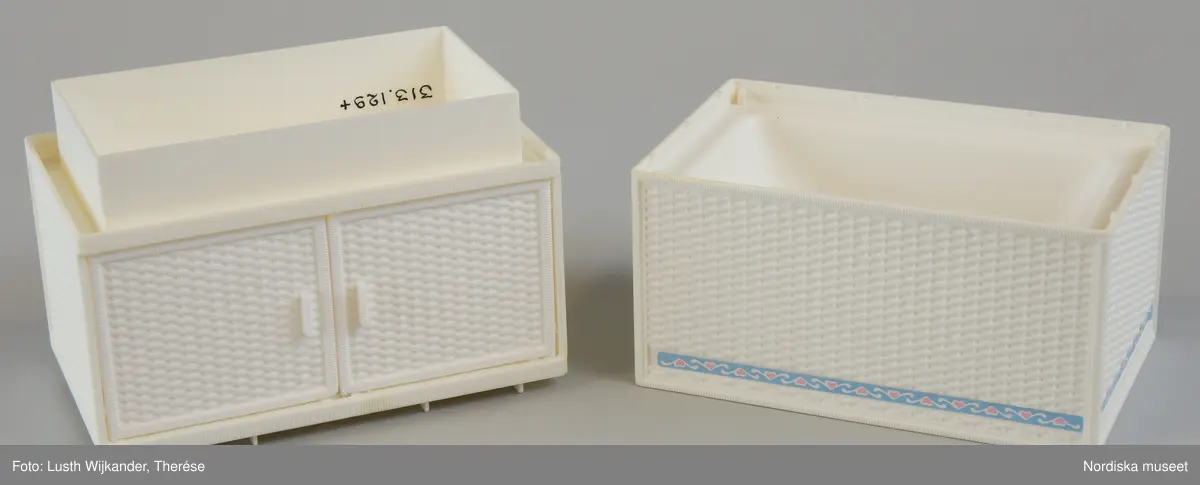 Inventering Sesam 1996-1999:H 2,5-20,5 cm
Barnkammarmöbel och tillbehör till "the Heart Family", allt av plast och syntettextil.
Består av: Säng/badkar i tre delar av, vit. bäddutrustning (=madrass, madrassöverdrag, täcke, kudde, sängomhänge). Vit barnstol. 2 st haklappar. Nallebjörn i bil, rosa och gul i tre delar (vid inv. 1998 saknas 2 del). Boll. Papperskorg ((saknas vid inv. 1998) med lock. Gul sked. Gul skallra. Docka (saknas vid inv. 1998). Bricka. Tallrik. 2 st muggar. 2 st nappflaskor. Tvål. Badanka. Tvättlappa av blå frott¿. Handduk av rosa frott¿.
Originalkartong av kartong med öppning i sidan, foton av föremålen tillsammans med dockor på alla sidor, text på franska, engelska, tyska och italienska. , bl a "la Famille Doucoeur / Nursery" Prislapp i ett hörn "POPPIS LEK / 349.00".  Inuti kartongen insats av brun kartong. 
Vissa av föremålen är omonterade och sitter fortfarande (alla vid inv. 1987) kvar på plastpinnar. 
Se inv.nr 313.130-313.133.
AT 1987 [=Annika Tyrfelt]
Leif Wallin 1998