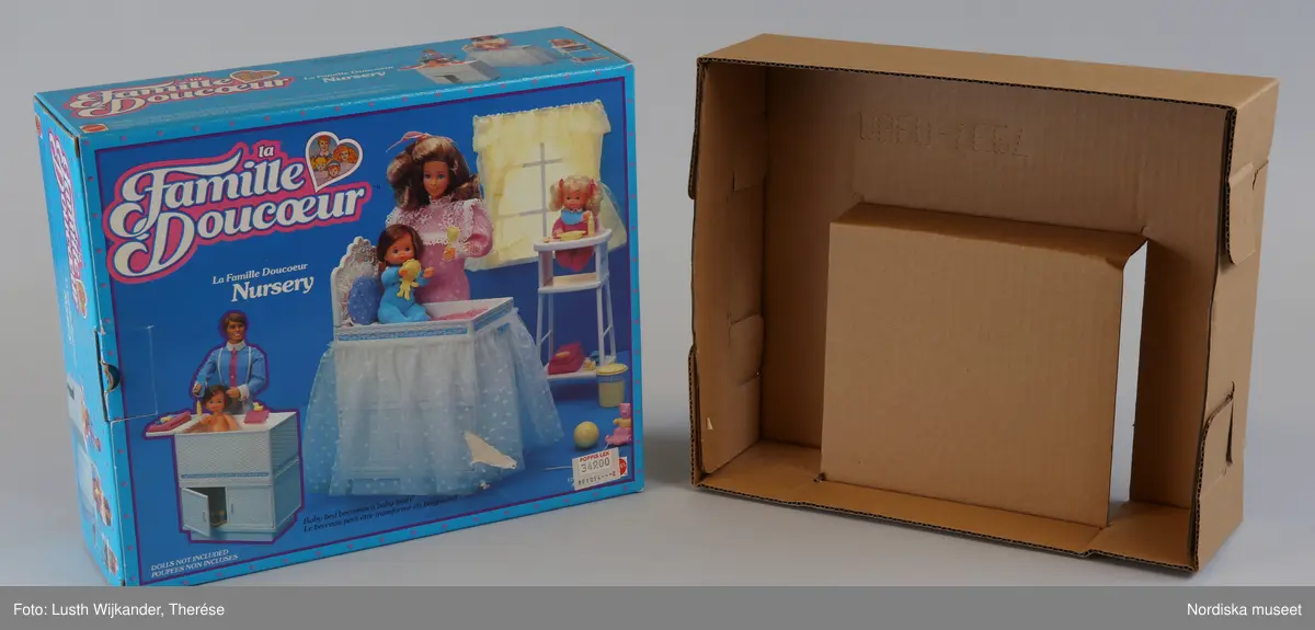 Inventering Sesam 1996-1999:H 2,5-20,5 cm
Barnkammarmöbel och tillbehör till "the Heart Family", allt av plast och syntettextil.
Består av: Säng/badkar i tre delar av, vit. bäddutrustning (=madrass, madrassöverdrag, täcke, kudde, sängomhänge). Vit barnstol. 2 st haklappar. Nallebjörn i bil, rosa och gul i tre delar (vid inv. 1998 saknas 2 del). Boll. Papperskorg ((saknas vid inv. 1998) med lock. Gul sked. Gul skallra. Docka (saknas vid inv. 1998). Bricka. Tallrik. 2 st muggar. 2 st nappflaskor. Tvål. Badanka. Tvättlappa av blå frott¿. Handduk av rosa frott¿.
Originalkartong av kartong med öppning i sidan, foton av föremålen tillsammans med dockor på alla sidor, text på franska, engelska, tyska och italienska. , bl a "la Famille Doucoeur / Nursery" Prislapp i ett hörn "POPPIS LEK / 349.00".  Inuti kartongen insats av brun kartong. 
Vissa av föremålen är omonterade och sitter fortfarande (alla vid inv. 1987) kvar på plastpinnar. 
Se inv.nr 313.130-313.133.
AT 1987 [=Annika Tyrfelt]
Leif Wallin 1998