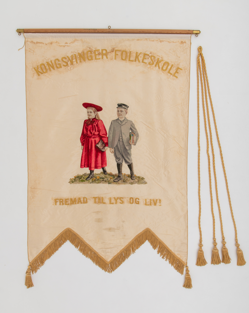 En gutt som holder skolebøker og ei jente med skoleveske er brodert midt på faneduken. Over er det brodert "Kongsvinger folkeskole" i store bokstaver. Under er det brodert "Fremad til lys og liv!" i store bokstaver.