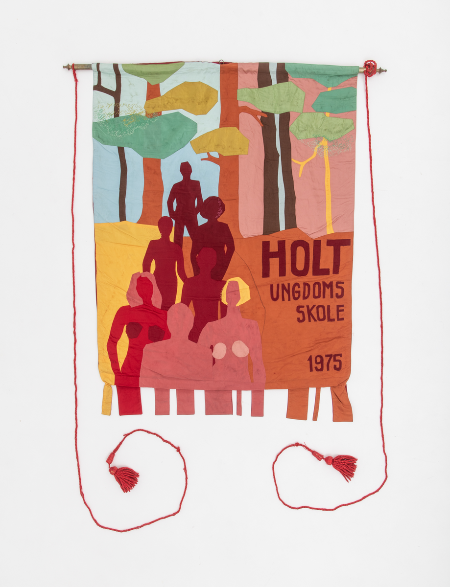 Abstrakt motiv med mennesker på vei mot betrakteren i forgrunnen. I bakgrunnen er det trær. Holt ungdomsskole 1975 i store bokstaver er sydd på høyre side på faneduken.