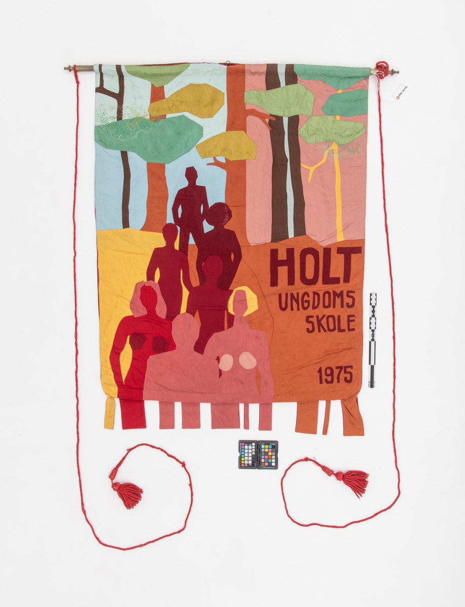 Abstrakt motiv med mennesker på vei mot betrakteren i forgrunnen. I bakgrunnen er det trær. Holt ungdomsskole 1975 i store bokstaver er sydd på høyre side på faneduken.