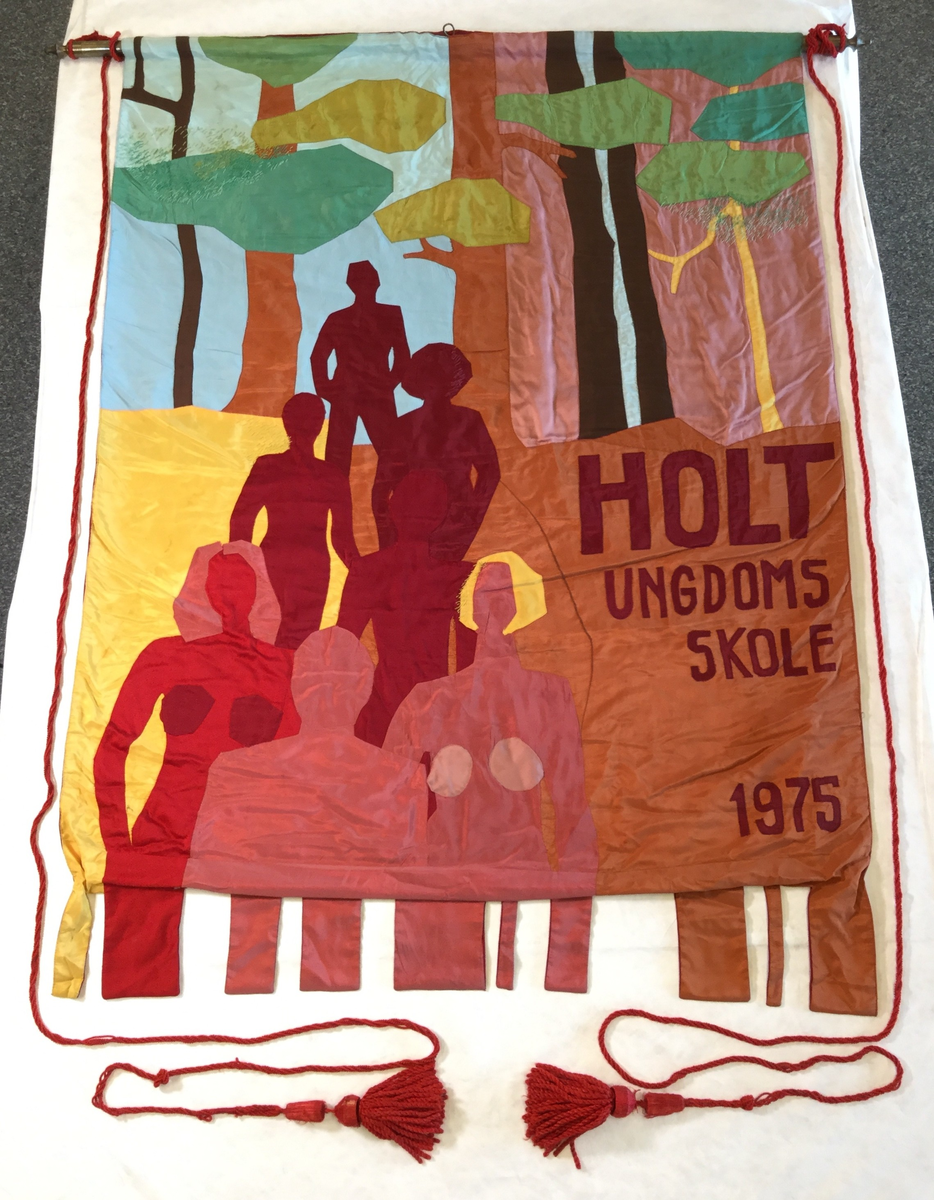 Abstrakt motiv med mennesker på vei mot betrakteren i forgrunnen. I bakgrunnen er det trær. Holt ungdomsskole 1975 i store bokstaver er sydd på høyre side på faneduken.