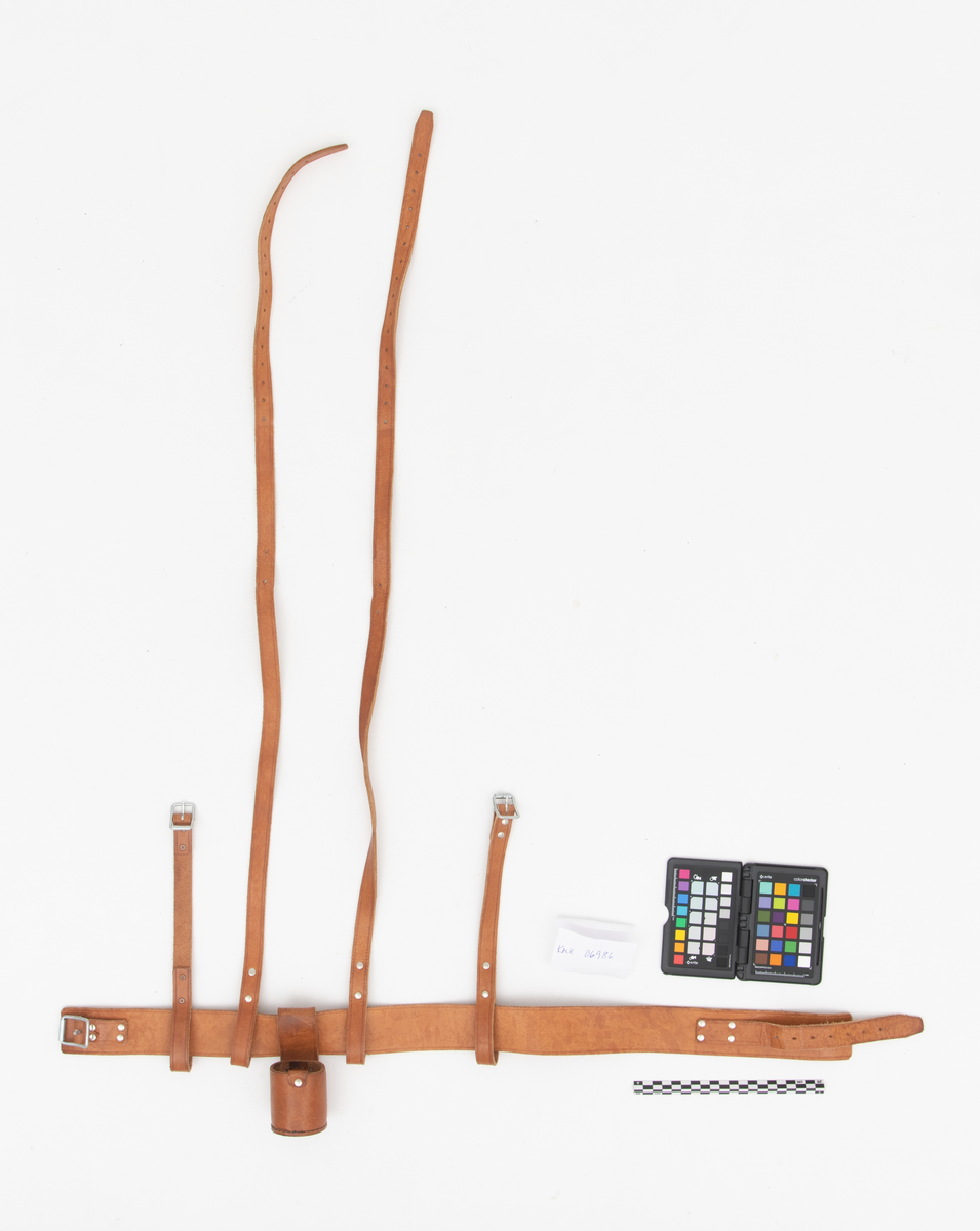 Abstrakt motiv med mennesker på vei mot betrakteren i forgrunnen. I bakgrunnen er det trær. Holt ungdomsskole 1975 i store bokstaver er sydd på høyre side på faneduken.