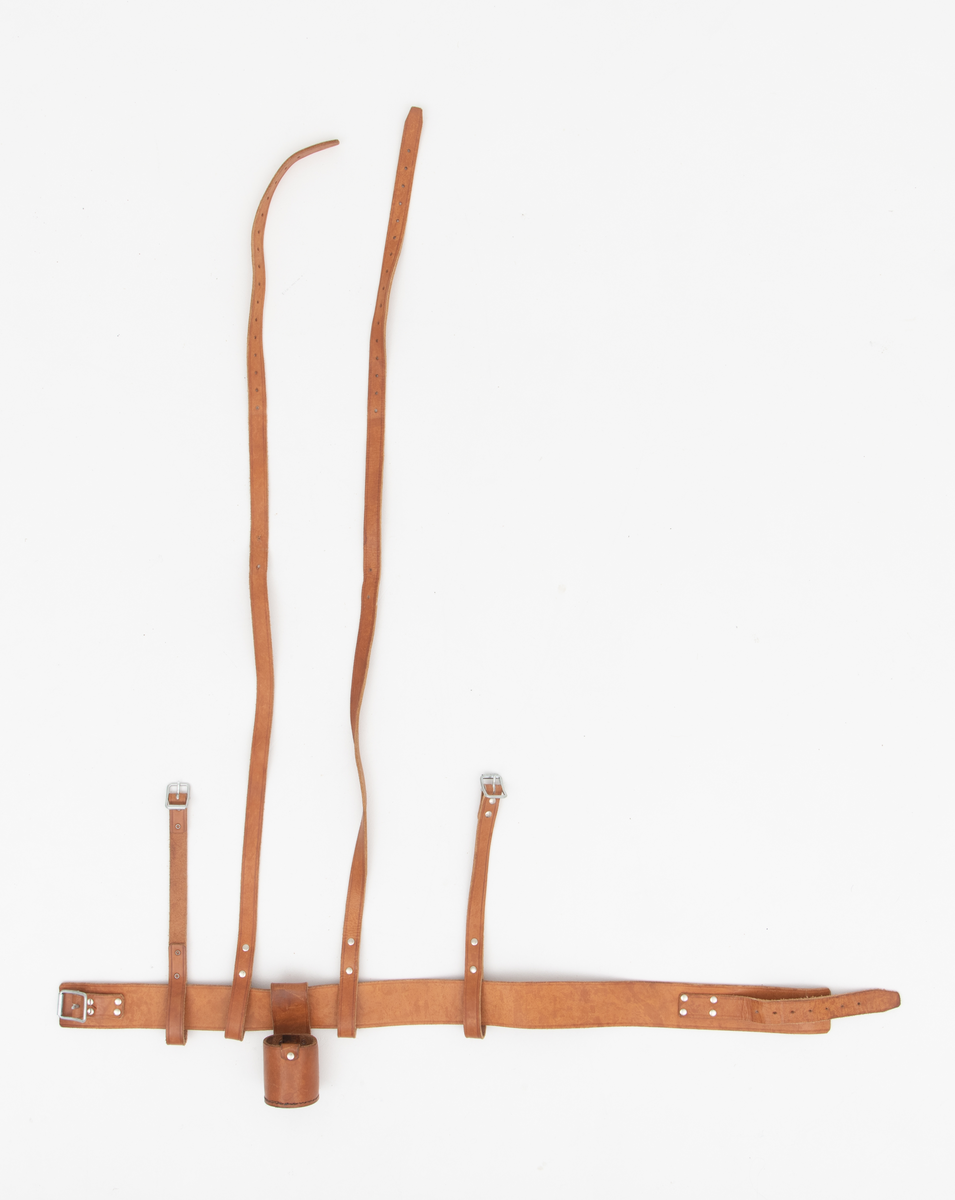 Abstrakt motiv med mennesker på vei mot betrakteren i forgrunnen. I bakgrunnen er det trær. Holt ungdomsskole 1975 i store bokstaver er sydd på høyre side på faneduken.