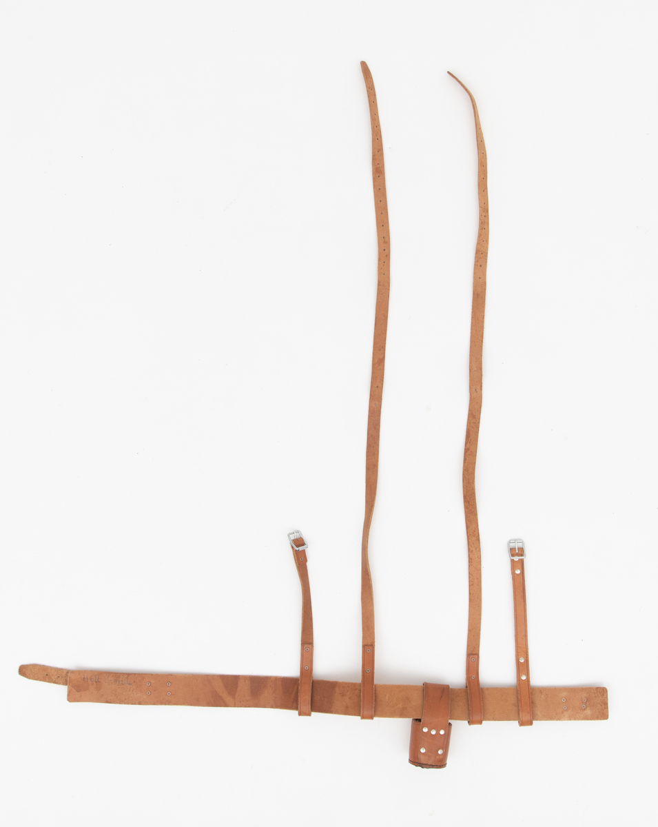 Abstrakt motiv med mennesker på vei mot betrakteren i forgrunnen. I bakgrunnen er det trær. Holt ungdomsskole 1975 i store bokstaver er sydd på høyre side på faneduken.