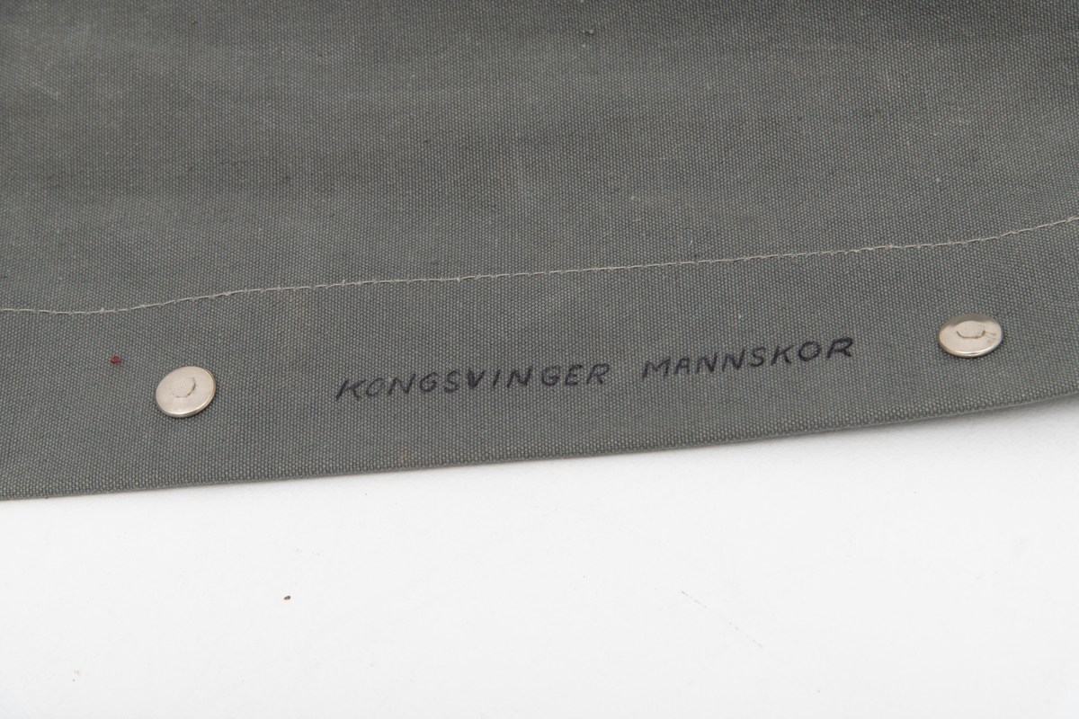 Kongsvinger festning brodert på faneduken. To lyre på hver side brodert på. Tosidig fane med samme motiv på begge sider.