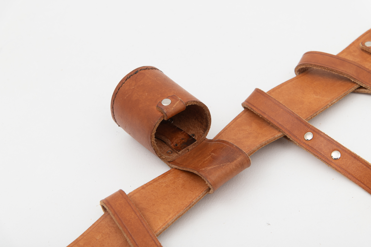 Abstrakt motiv med mennesker på vei mot betrakteren i forgrunnen. I bakgrunnen er det trær. Holt ungdomsskole 1975 i store bokstaver er sydd på høyre side på faneduken.