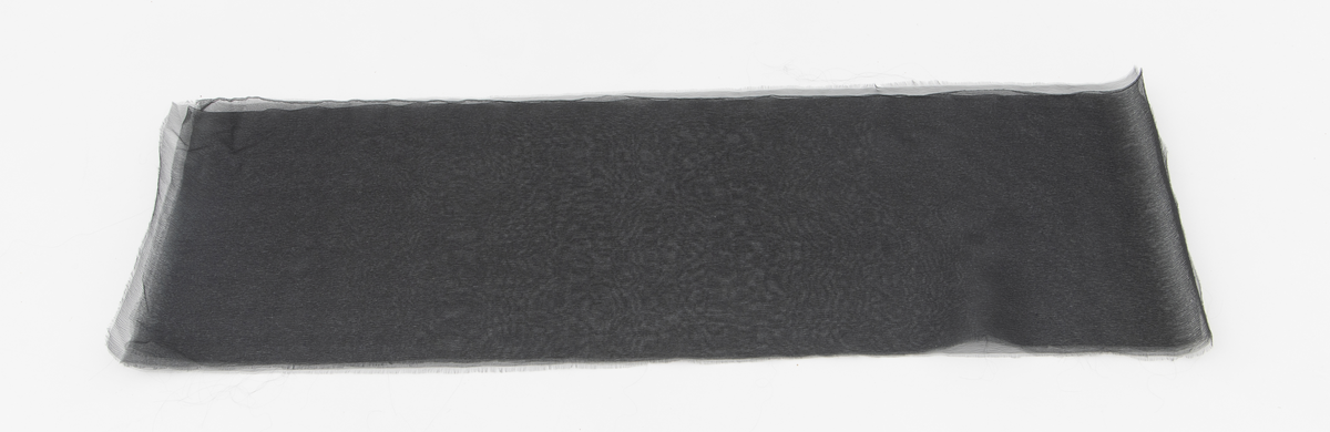 Kongsvinger festning brodert på faneduken. To lyre på hver side brodert på. Tosidig fane med samme motiv på begge sider.