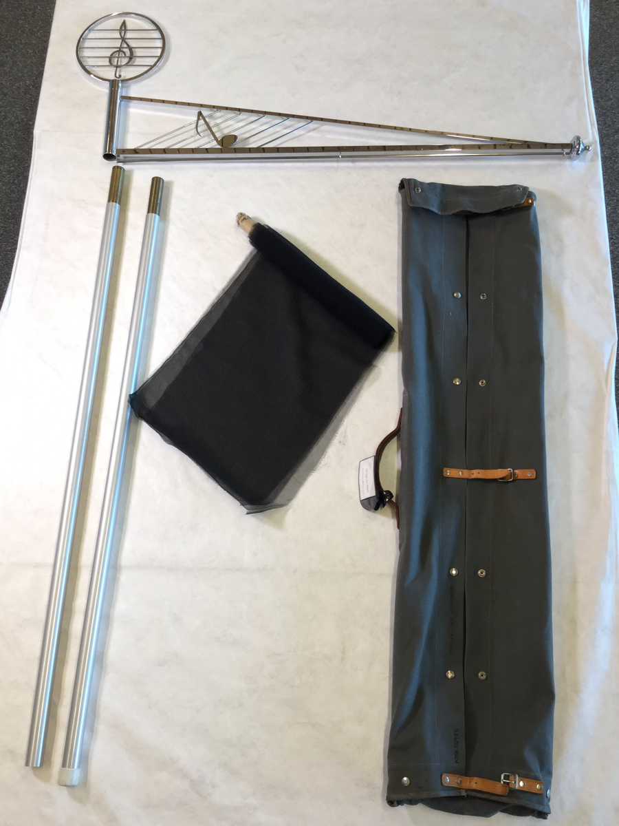 Kongsvinger festning brodert på faneduken. To lyre på hver side brodert på. Tosidig fane med samme motiv på begge sider.