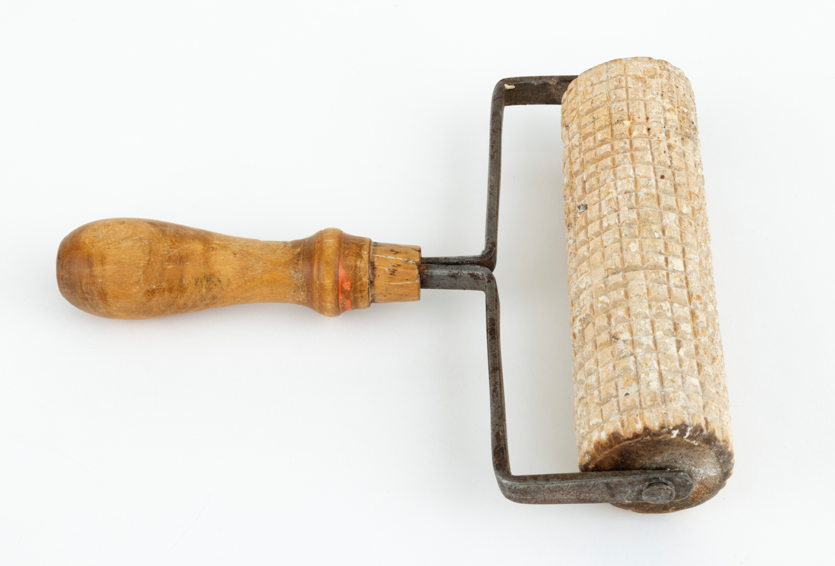 Baketrinse, brukt til å planne deigsubstanser og gi overflata en smårutet tekstur. Den roterende valsen som er den arbeidende delen av dette redskapet er 15,8 centimeter lang og har en diameter på 4,7 centimter. På denne valsens overflate er det, både i lengde og bredderetningen, skåret V-formete renner som har skapt et mønster av 5X5 - 6X6 millimeter store kvadratiske «knaster» som vil avsette et mønster på deigens overflate. Denne valsen er hengslet inn i et kantete, U-formet jernbeslag og hengslet fast der ved hjelp av spikere som er ført gjennom hull i beslagets ytterender og inn i kjernen av trevalsen. Den midtre delen av beslaget er en todelt, bakoverrettet jerntein som er tappet inn i et 11,5 centimeter langt dreid trehandtak. Den fremre delen av handtaket er konkav, den bakre delen er konveks. Handtaket har hatt en metallholk som skulle forsterke inntappingspunktet i den fremre enden, men denne komponenten er borte.

Denne trinsa er fra kjøkkenet på gardsbruket Bekken på Tolga, der Anna og Iver Eide bodde. Med tanke på den kjønnsbaserte arbeidsdelinga som var vanlige i deres tid, er det grunn til å tro at det primært var Anna som brukte dette redskapet.