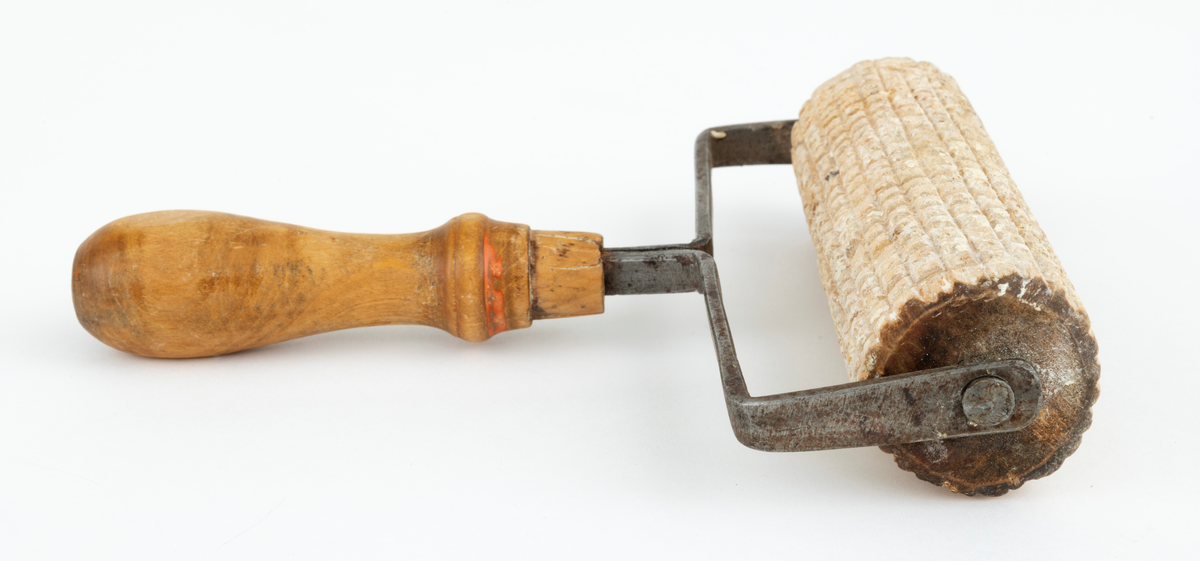 Baketrinse, brukt til å planne deigsubstanser og gi overflata en smårutet tekstur. Den roterende valsen som er den arbeidende delen av dette redskapet er 15,8 centimeter lang og har en diameter på 4,7 centimter. På denne valsens overflate er det, både i lengde og bredderetningen, skåret V-formete renner som har skapt et mønster av 5X5 - 6X6 millimeter store kvadratiske «knaster» som vil avsette et mønster på deigens overflate. Denne valsen er hengslet inn i et kantete, U-formet jernbeslag og hengslet fast der ved hjelp av spikere som er ført gjennom hull i beslagets ytterender og inn i kjernen av trevalsen. Den midtre delen av beslaget er en todelt, bakoverrettet jerntein som er tappet inn i et 11,5 centimeter langt dreid trehandtak. Den fremre delen av handtaket er konkav, den bakre delen er konveks. Handtaket har hatt en metallholk som skulle forsterke inntappingspunktet i den fremre enden, men denne komponenten er borte.

Denne trinsa er fra kjøkkenet på gardsbruket Bekken på Tolga, der Anna og Iver Eide bodde. Med tanke på den kjønnsbaserte arbeidsdelinga som var vanlige i deres tid, er det grunn til å tro at det primært var Anna som brukte dette redskapet.