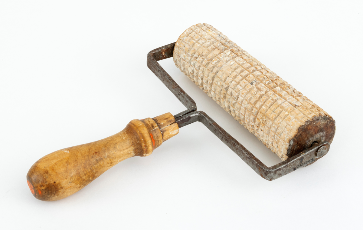 Baketrinse, brukt til å planne deigsubstanser og gi overflata en smårutet tekstur. Den roterende valsen som er den arbeidende delen av dette redskapet er 15,8 centimeter lang og har en diameter på 4,7 centimter. På denne valsens overflate er det, både i lengde og bredderetningen, skåret V-formete renner som har skapt et mønster av 5X5 - 6X6 millimeter store kvadratiske «knaster» som vil avsette et mønster på deigens overflate. Denne valsen er hengslet inn i et kantete, U-formet jernbeslag og hengslet fast der ved hjelp av spikere som er ført gjennom hull i beslagets ytterender og inn i kjernen av trevalsen. Den midtre delen av beslaget er en todelt, bakoverrettet jerntein som er tappet inn i et 11,5 centimeter langt dreid trehandtak. Den fremre delen av handtaket er konkav, den bakre delen er konveks. Handtaket har hatt en metallholk som skulle forsterke inntappingspunktet i den fremre enden, men denne komponenten er borte.

Denne trinsa er fra kjøkkenet på gardsbruket Bekken på Tolga, der Anna og Iver Eide bodde. Med tanke på den kjønnsbaserte arbeidsdelinga som var vanlige i deres tid, er det grunn til å tro at det primært var Anna som brukte dette redskapet.