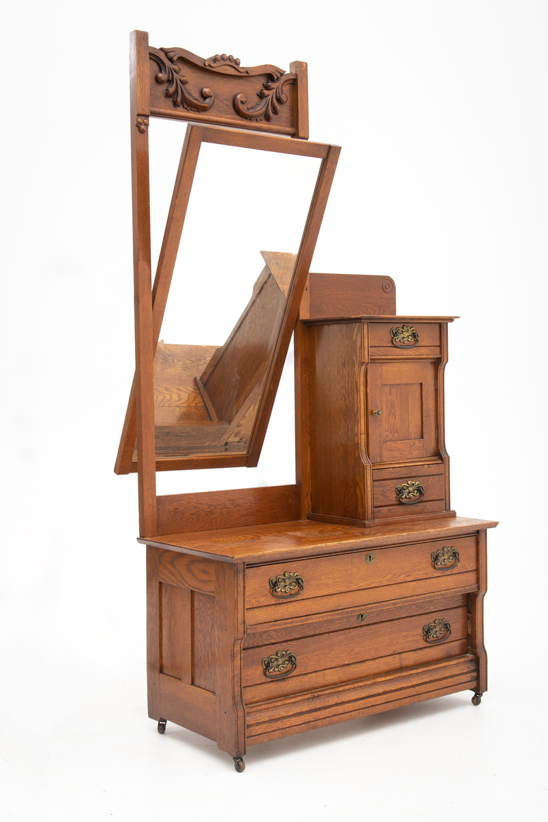 Speil tilhørende entremøbel. Rektangulært vippespeil montert i ramme med utskjæringer.. Slipt speilglass.